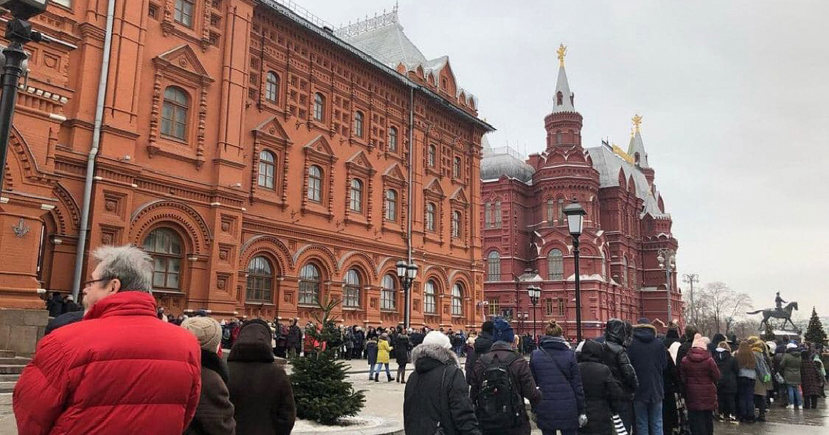 На площади Революции много людей — это очередь в Исторический музей