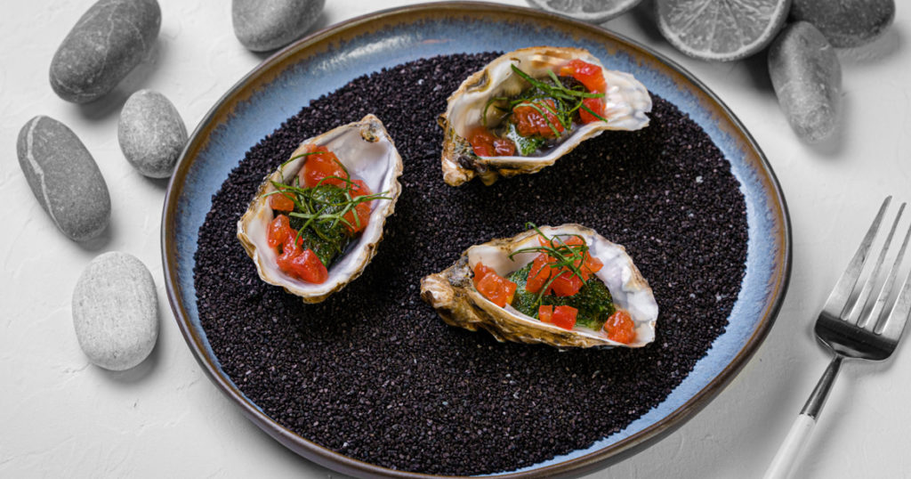 В Seafood Bar на Усачевском устрицы и мидии свежи и, следовательно, очень дороги