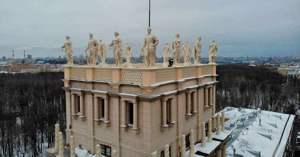 Дому-близнецу на площади Гагарина вернули все скульптуры. Их реставрировали больше двух лет