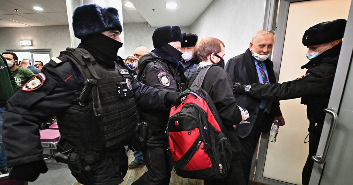 «Это политическое давление». Депутаты связали массовые задержания с выборами в Госдуму