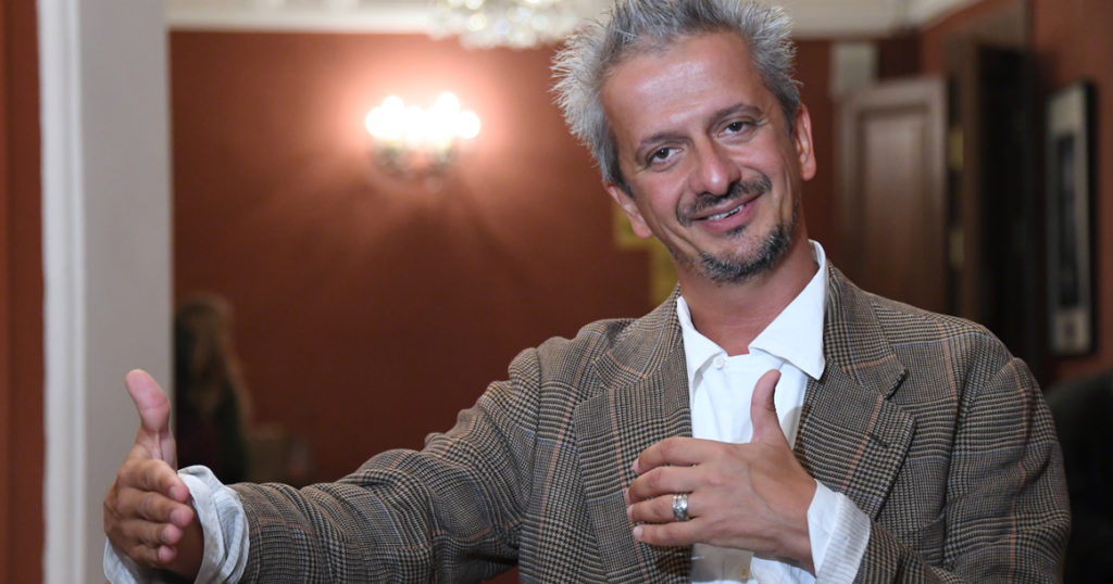 Шутить на любые темы и флиртовать: Богомолов представил новые правила театра на Малой Бронной