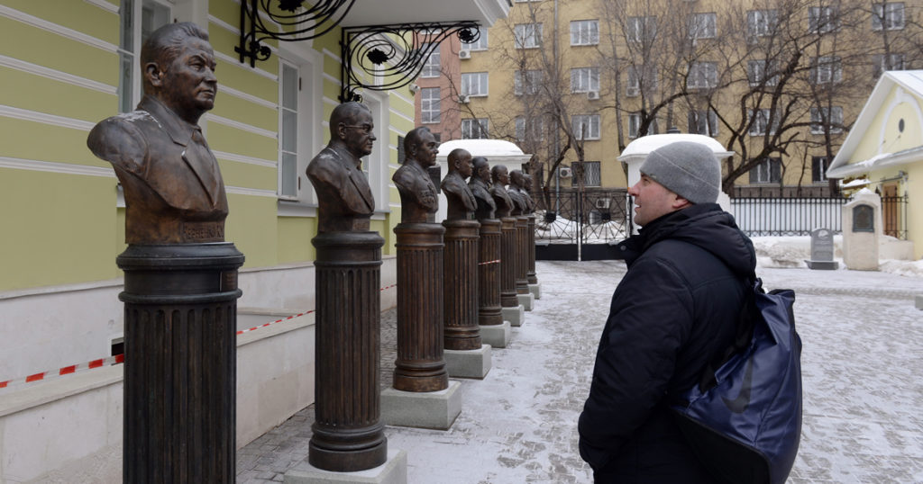 Аллею правителей России работы Церетели уберут из Петроверигского переулка