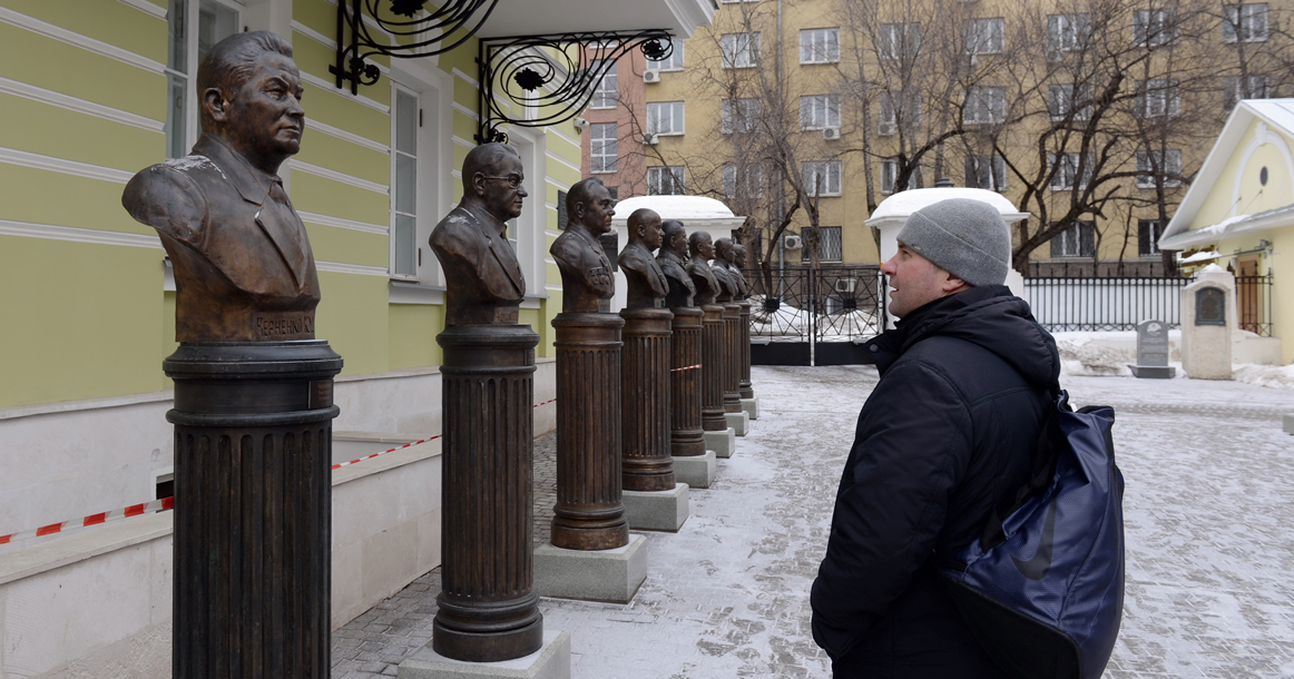 Аллею правителей России работы Церетели уберут из Петроверигского переулка