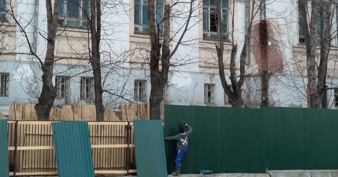 Историческое здание архитектора Кекушева в Немецкой слободе обнесли забором — возможно, для сноса