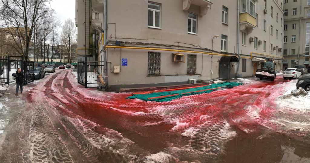 Вино, борщ, расчлененка: жители района Аэропорт ищут объяснение багровым рекам во дворе