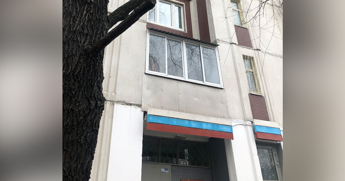 Москвича из Зябликово, построившего на козырьке подъезда балкон, заставят за месяц вернуть как было