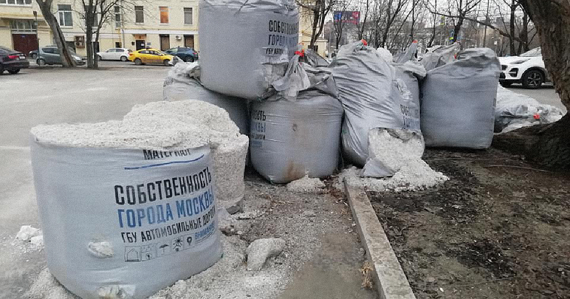На газонах у Новоспасского монастыря обнаружили «ядовитый полигон» из рассыпавшихся реагентов