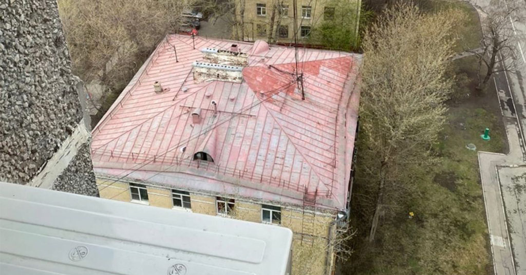 В Лефортово суточным дождем смыло свежую краску с крыши четырехэтажного дома