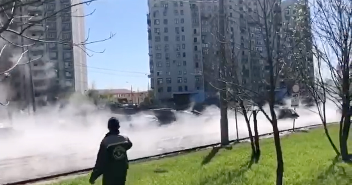 В Отрадном проезжую часть улицы Хачатуряна залило кипятком