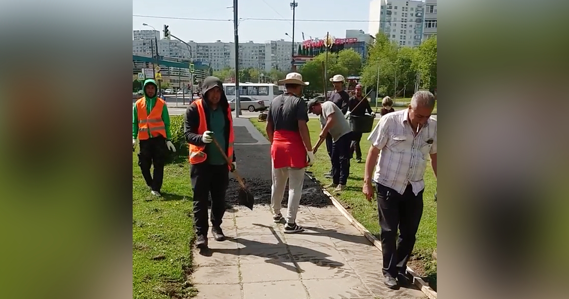 В Строгино рабочие укладывают асфальт прямо поверх плитки