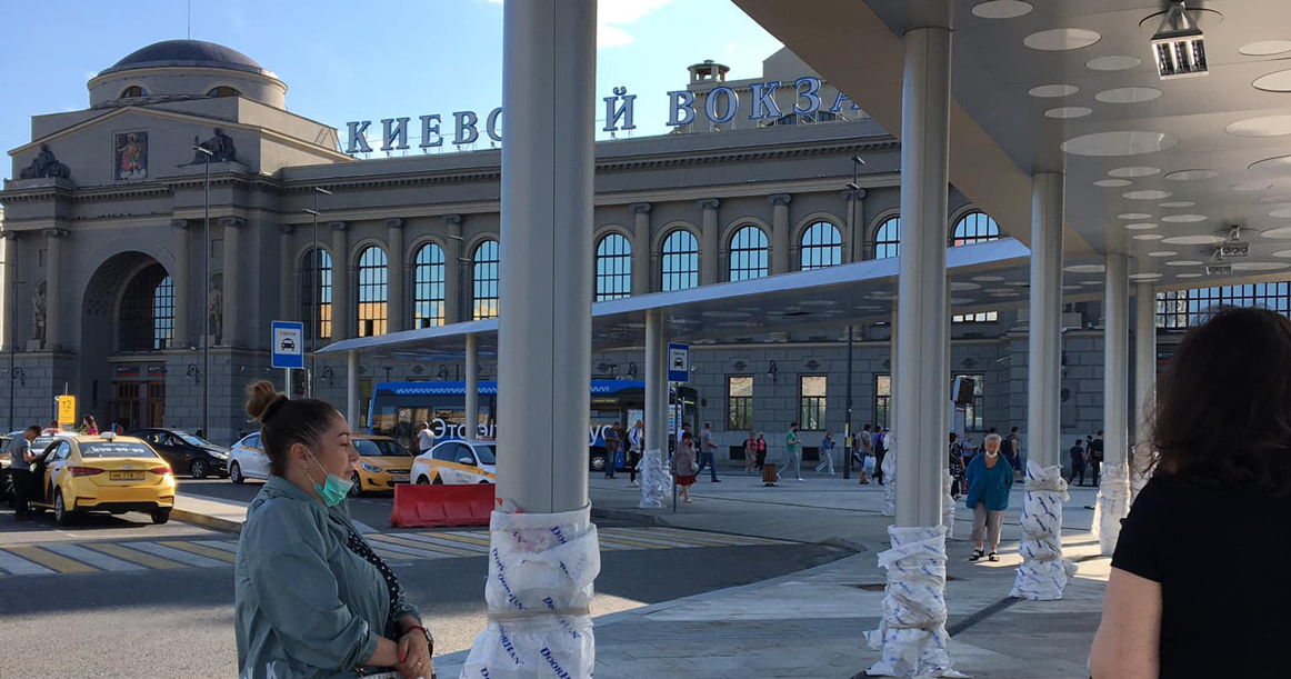 Теперь ждать автобусы у Киевского вокзала можно под навесом