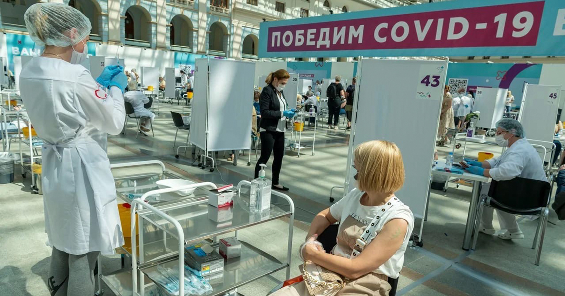За последние сутки в Москве вакцинировались 105 тысяч человек — это рекорд
