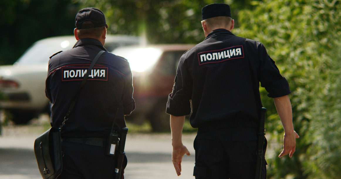 На Покровке полицейский зажал голову задержанного между ног