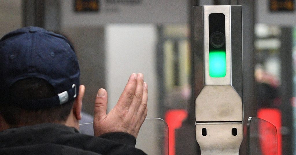 Первые пассажиры уже платят за проезд в метро лицом — им все нравится