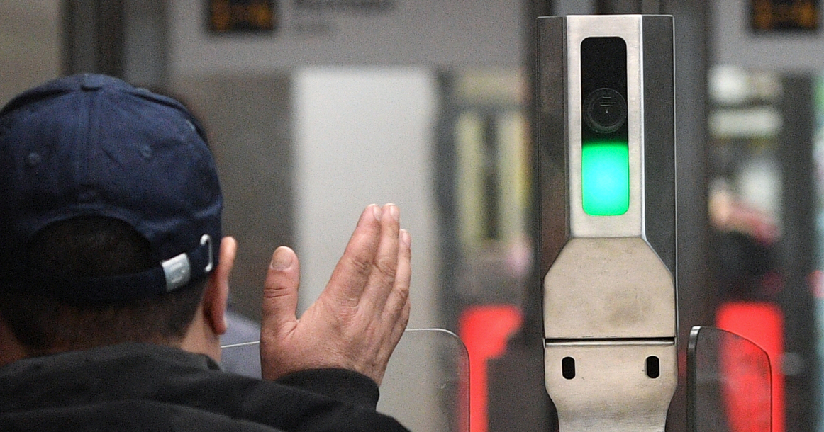 Первые пассажиры уже платят за проезд в метро лицом — им все нравится