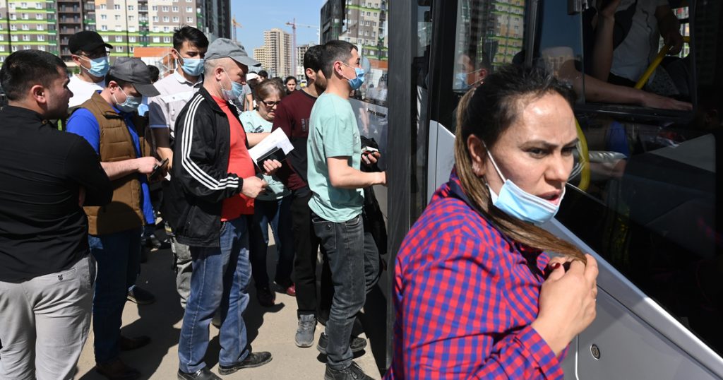 Мигрантов в Москве массово оформляют на депортацию