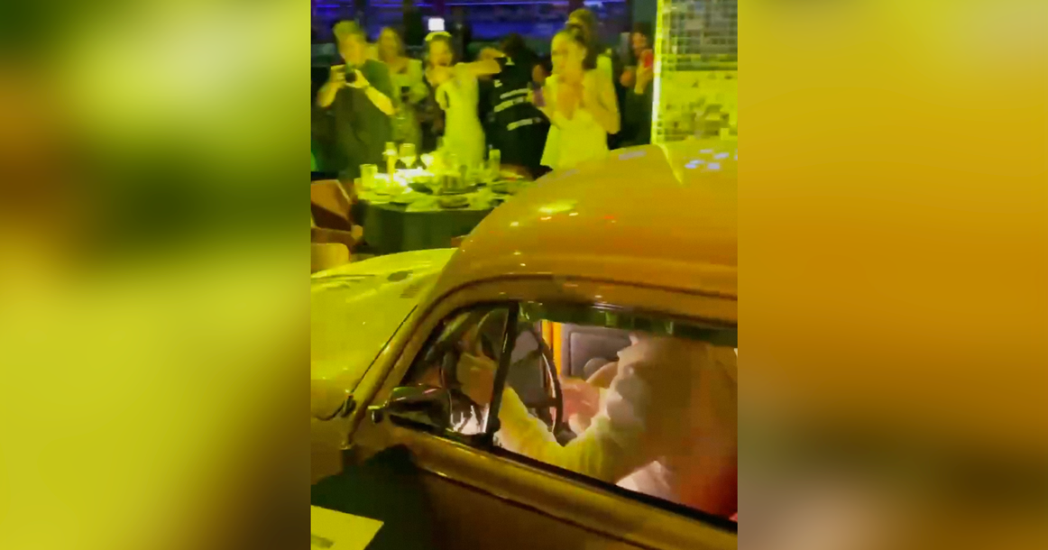 Блогер-миллионник купил машину на улице, заехал на ней в ресторан и попрыгал на крыше