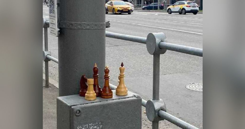 В Кунцево на Ярцевской улице на каждом переходе стоят шахматы. Жители встревожены