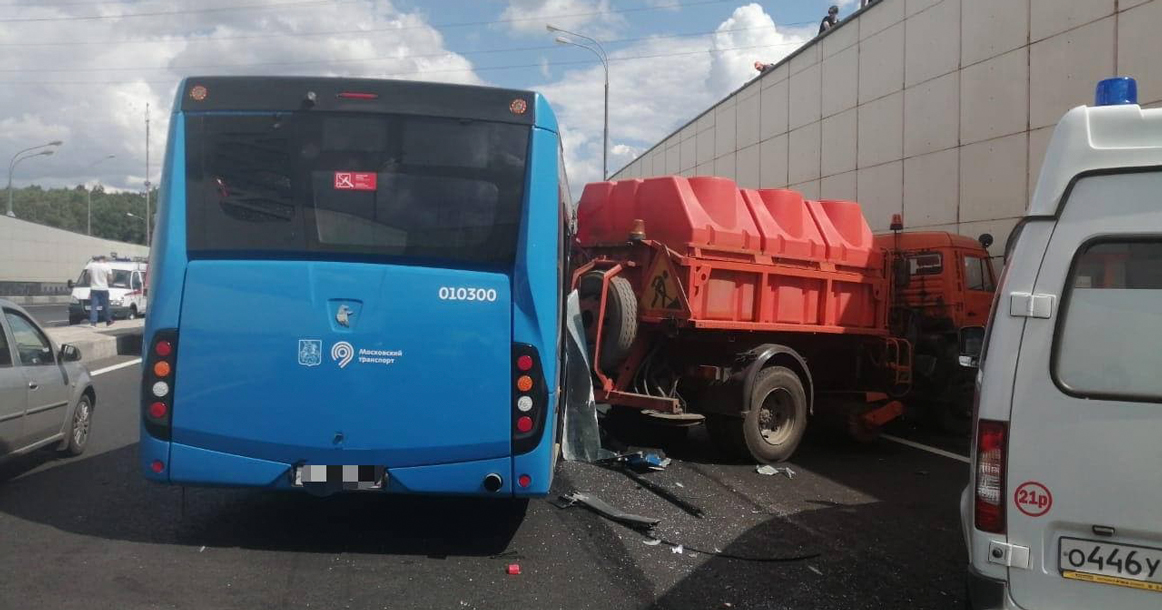 На Боровском шоссе автобус столкнулся с грузовиком