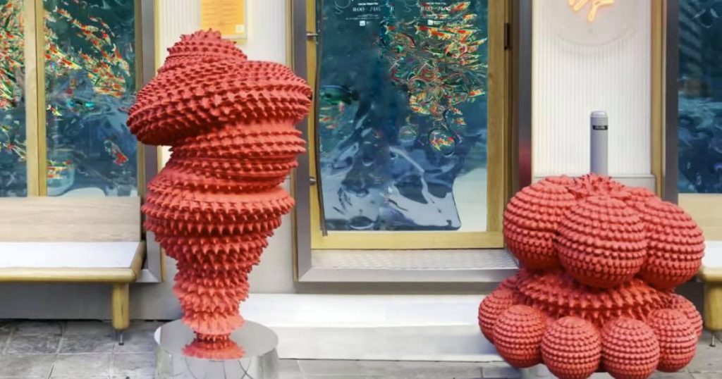Окна Fish Fetish на Малой Бронной превратили в аквариум