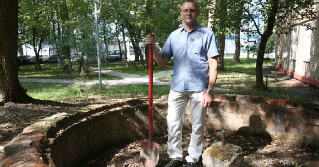 Житель Покровского-Стрешнево откопал у себя во дворе старый фонтан — скоро его починят