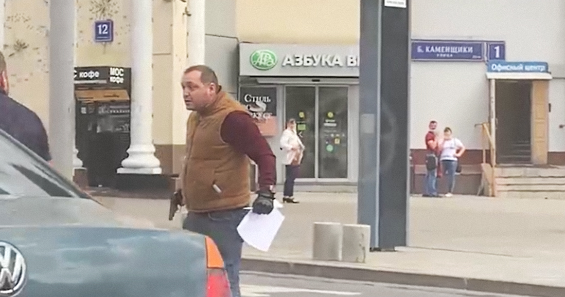 Мотоциклист угрожал водителю автомобиля пистолетом на Таганке