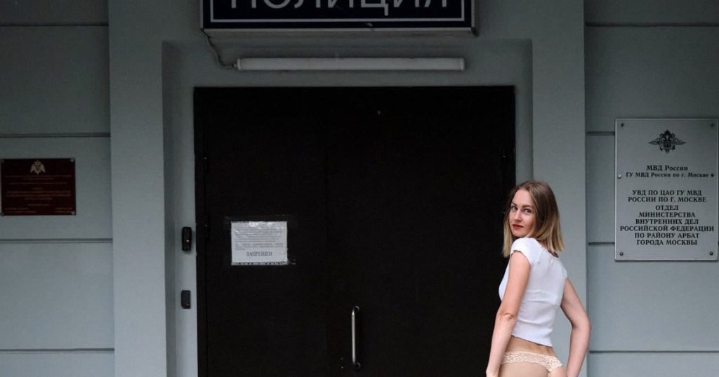 Активистка Алина Иванова, обнажившая ягодицы у Арбатского ОВД, задержана