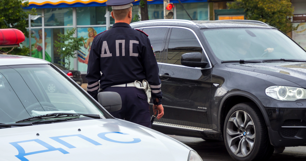 Девушку остановили сотрудники ГИБДД — за это ей пришел штраф за парковку