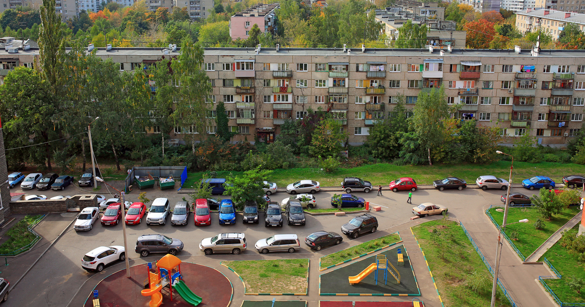 Платную парковку предложили ввести в московских дворах