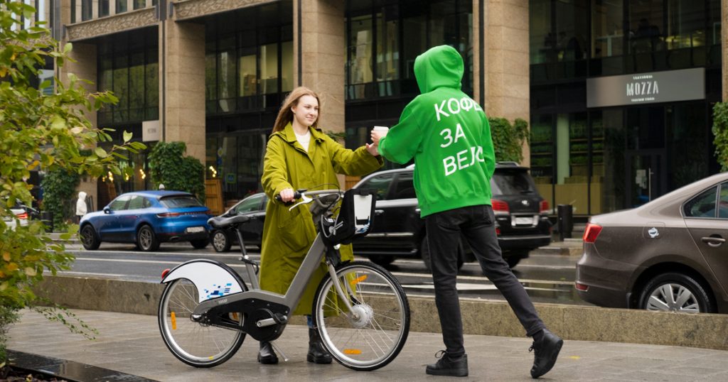 Delivery Club раздавал сегодня бесплатный кофе всем, кто ехал на работу на велосипеде