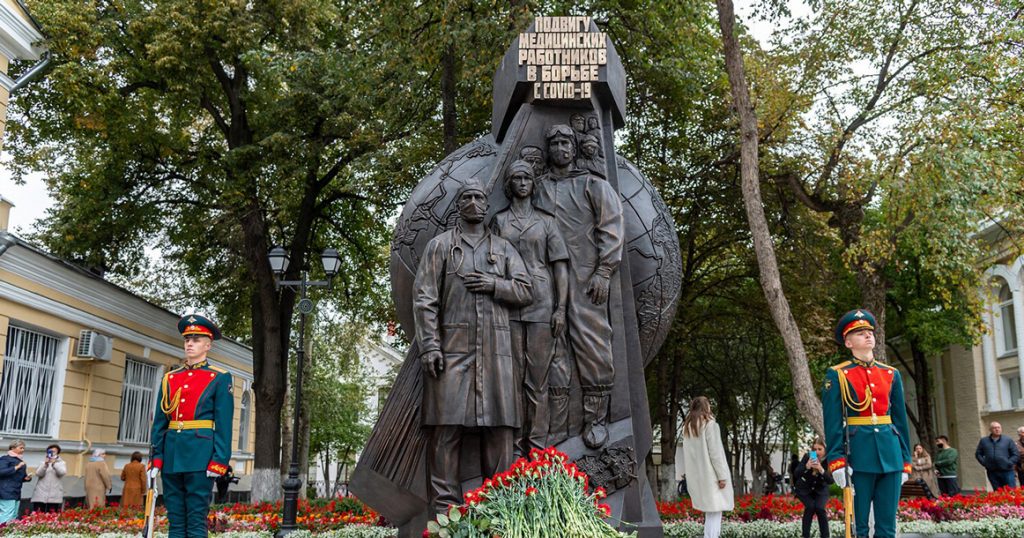 На Пироговке открыли памятник подвигу врачей в борьбе с COVID-19