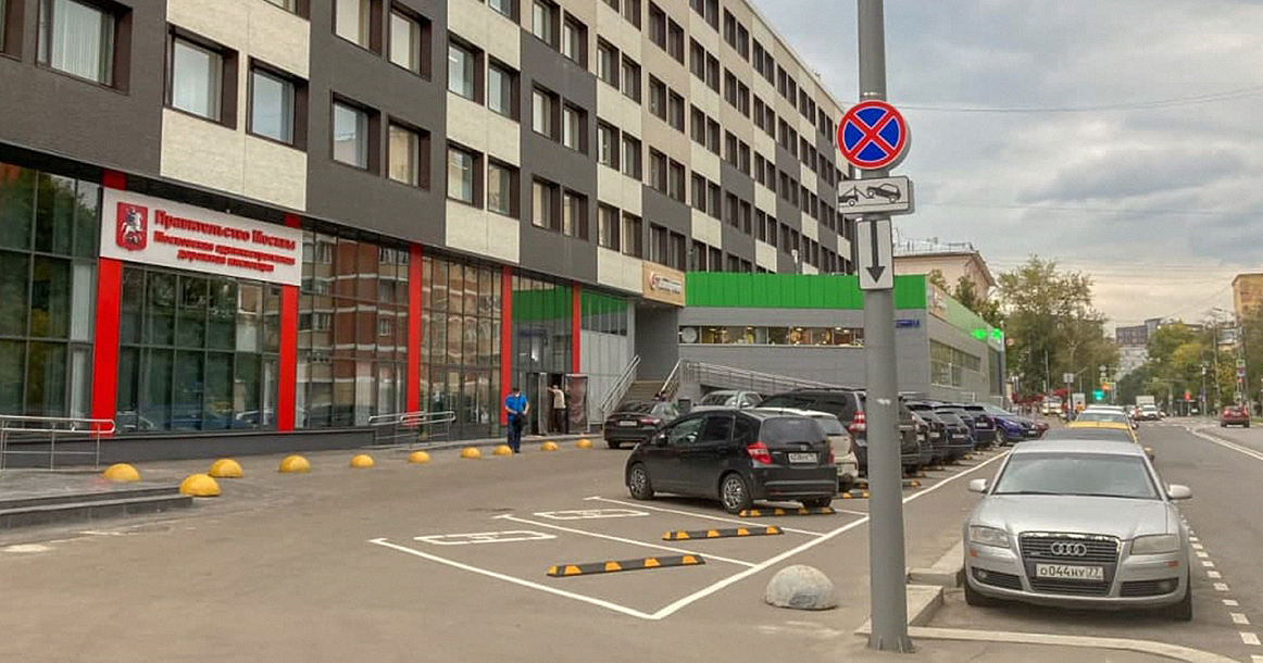 В Москве освобождали тротуары от машин, но у нового офиса МАДИ их битком