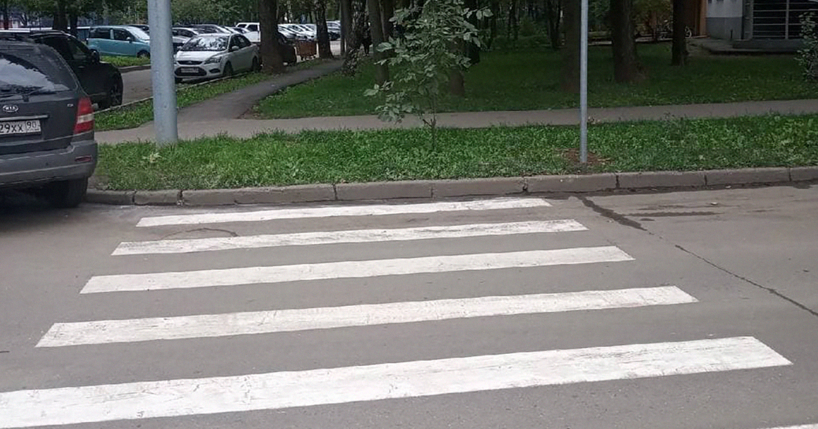 В Лосиноостровском появился переход, приглашающий вытаптывать траву