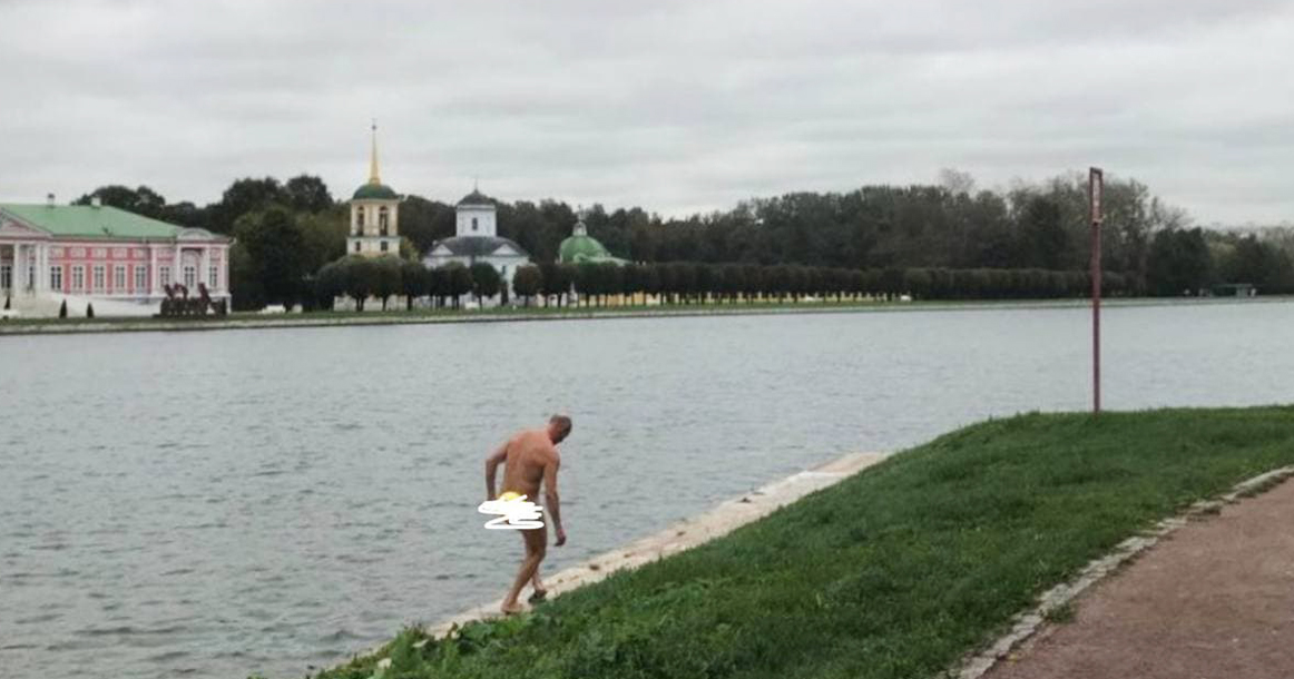 В парке «Кусково» заметили совершенно голого пловца