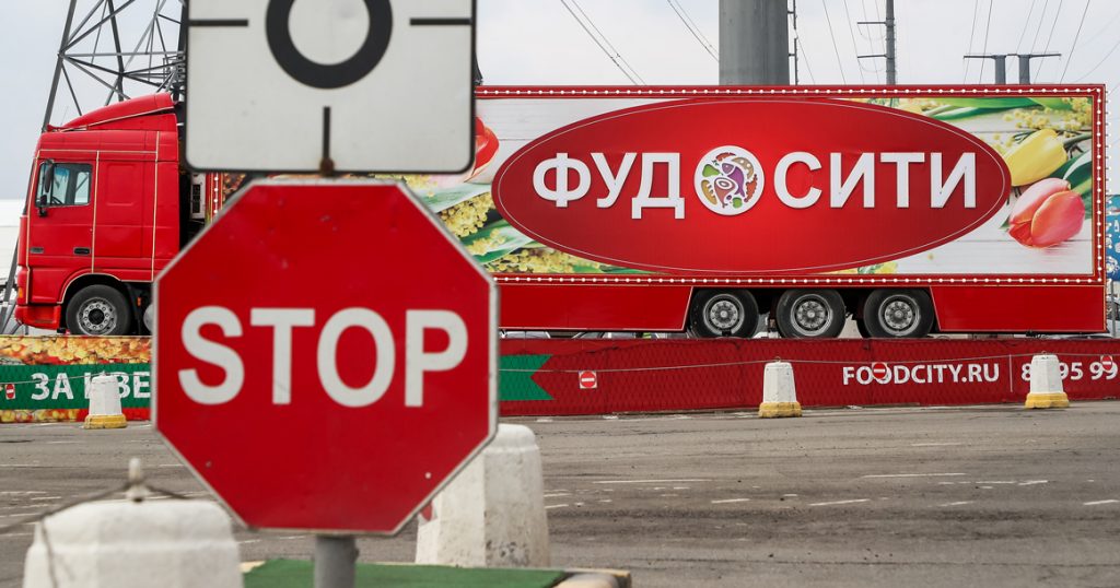 Жители, соседствующие с «Фуд Сити», требуют у Путина разобраться с мигрантами