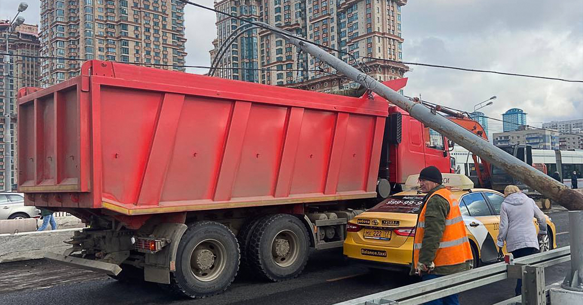 На Строгинском мосту упал фонарный столб. Повезло, что на кузов «КамАЗа»