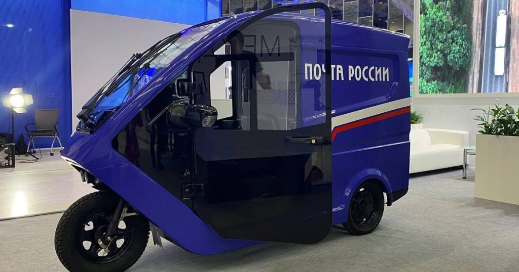 Курьеры «Почты России» теперь будут развозить посылки в Москве на таких электрических трициклах