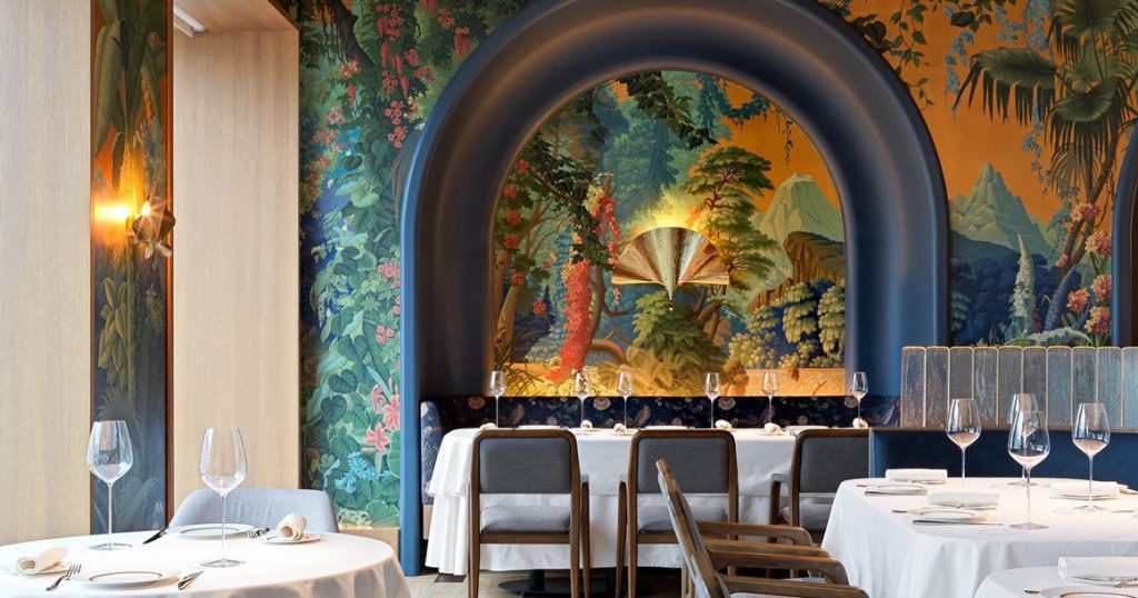 В Lila Restaurant от заявленной высокой кухни — золотые стены, дорогая посуда и цены