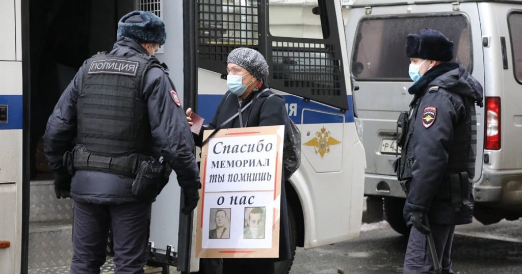 Начались задержания у Верховного суда, где идет процесс над «Мемориалом»