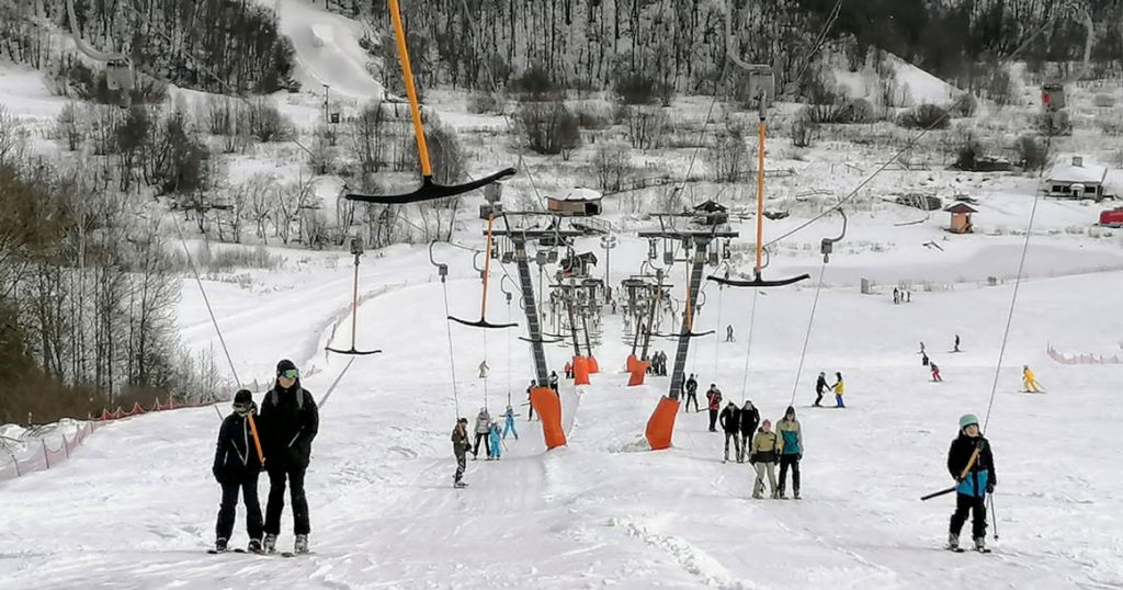 В горнолыжных клубах Подмосковья ски-пассы стоят как в прошлом сезоне, а со скидками — еще ниже
