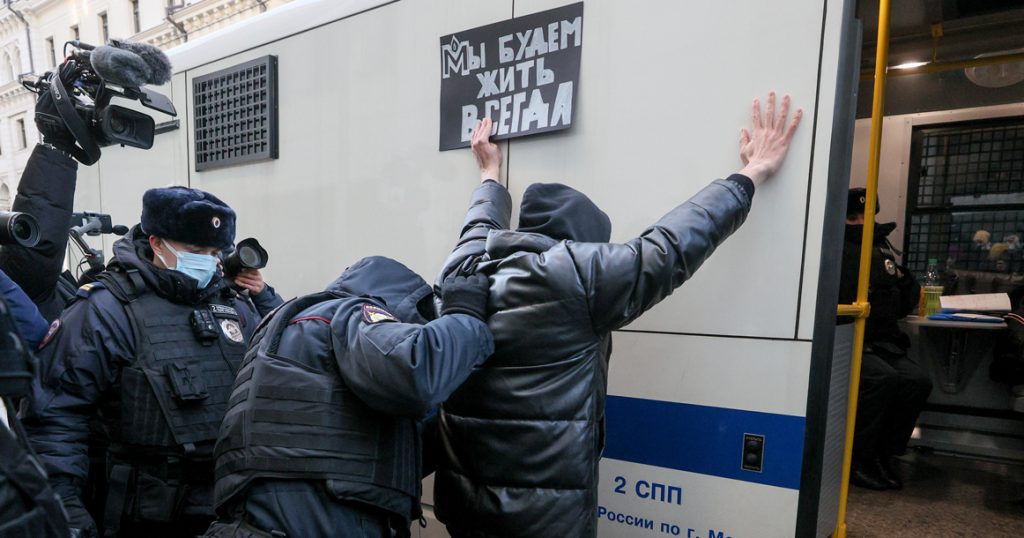 У Верховного суда, где рассматривают дело о «Мемориале», начались задержания