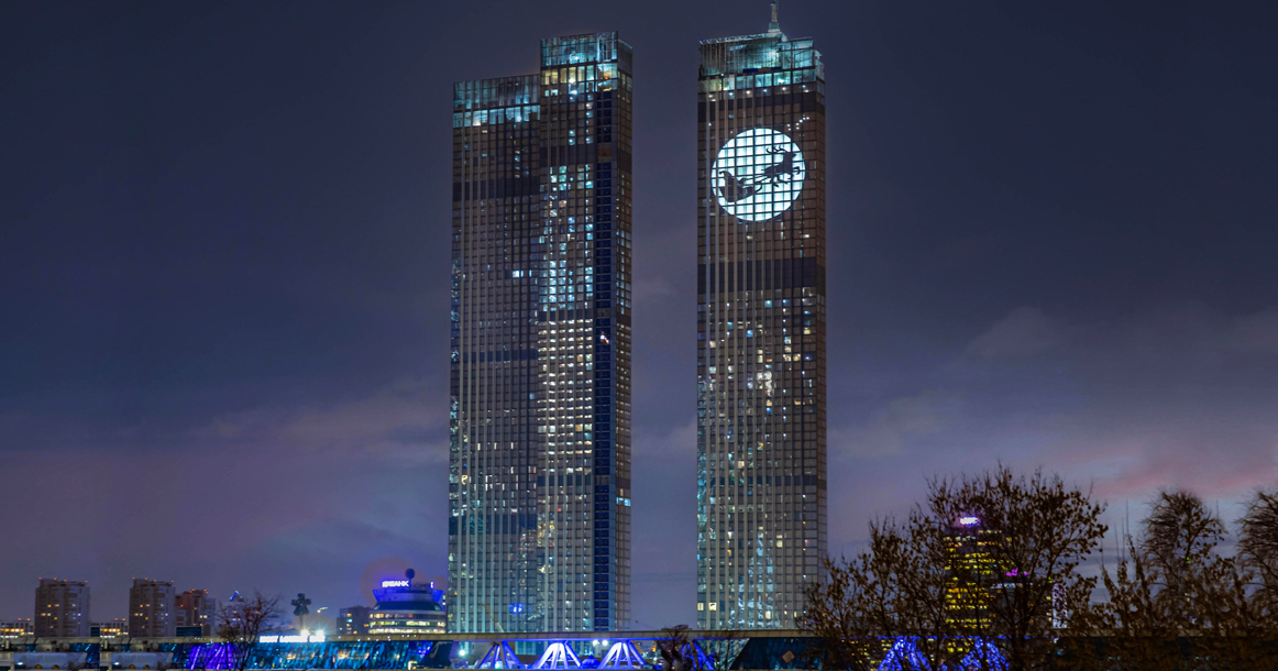 На небоскребах Capital Towers на Краснопресненской набережной появилась проекция с Санта-Клаусом