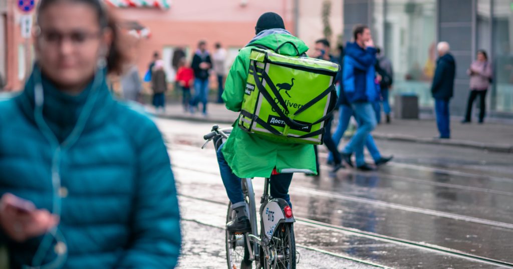 Почему Delivery отправляет своих офисных сотрудников тоже работать курьерами?