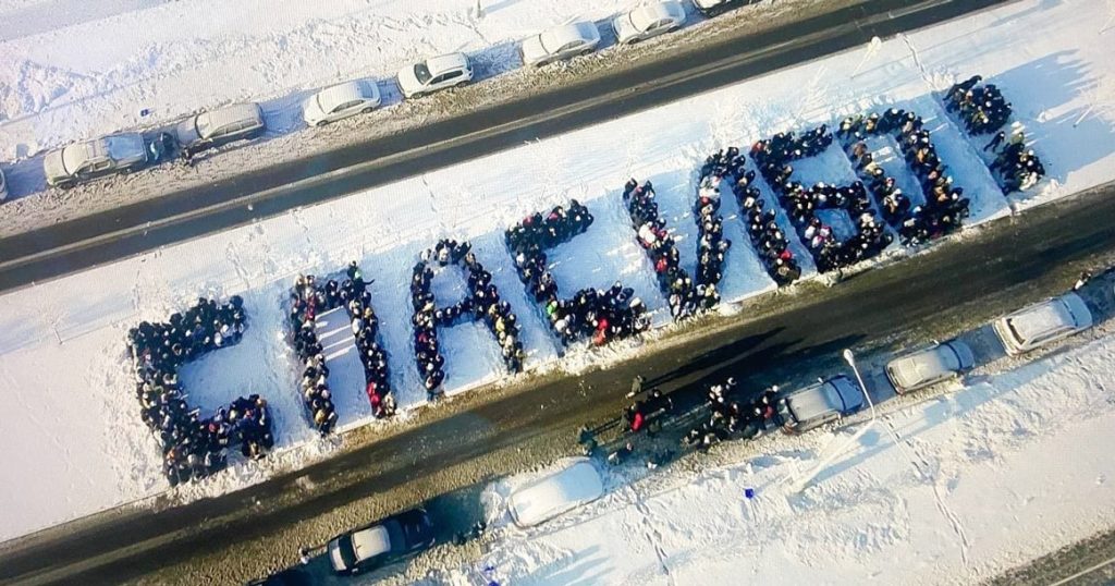 У больницы в Коммунарке врачей отблагодарили нарушением социальной дистанции