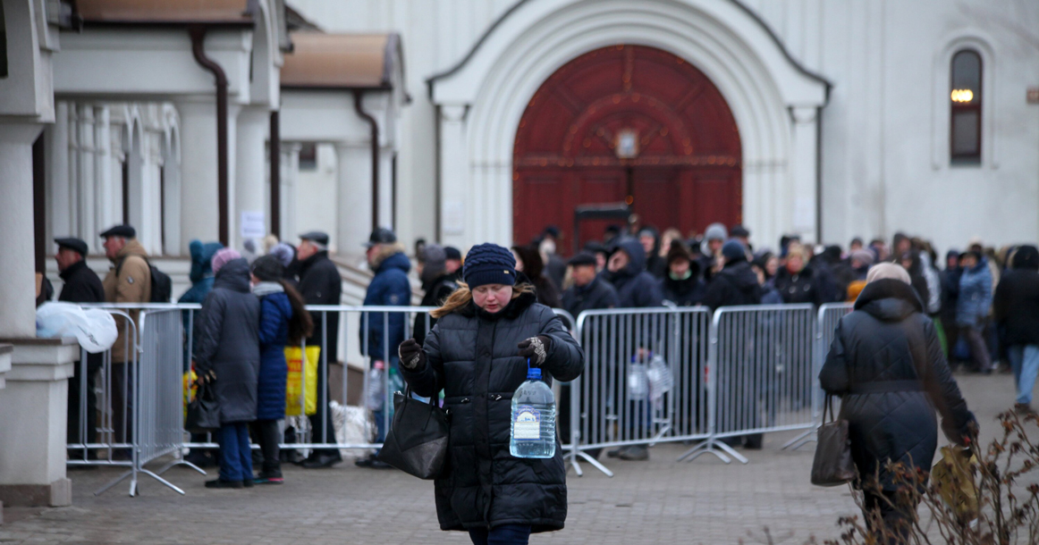 В разгар омикрона в московских храмах выстроились огромные очереди за святой водой