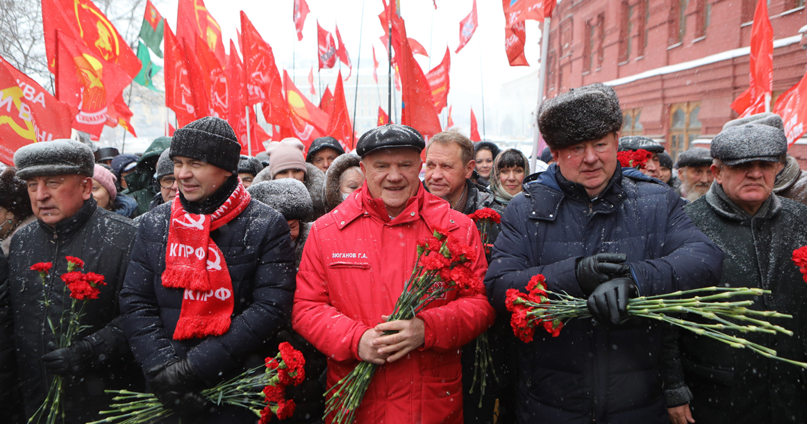 Пока звучат призывы вынести Ленина из Мавзолея, на Красной площади проходит акция его памяти