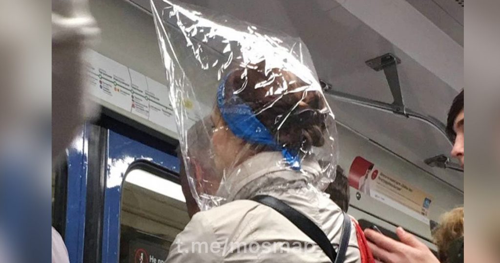 Пятая волна вынуждает людей в метро надевать на голову пакеты