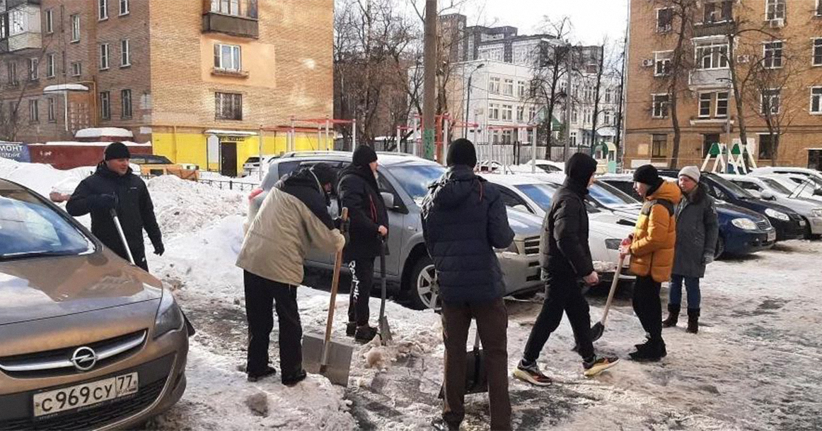 В Измайлово жителям пришлось самим чистить двор от снега