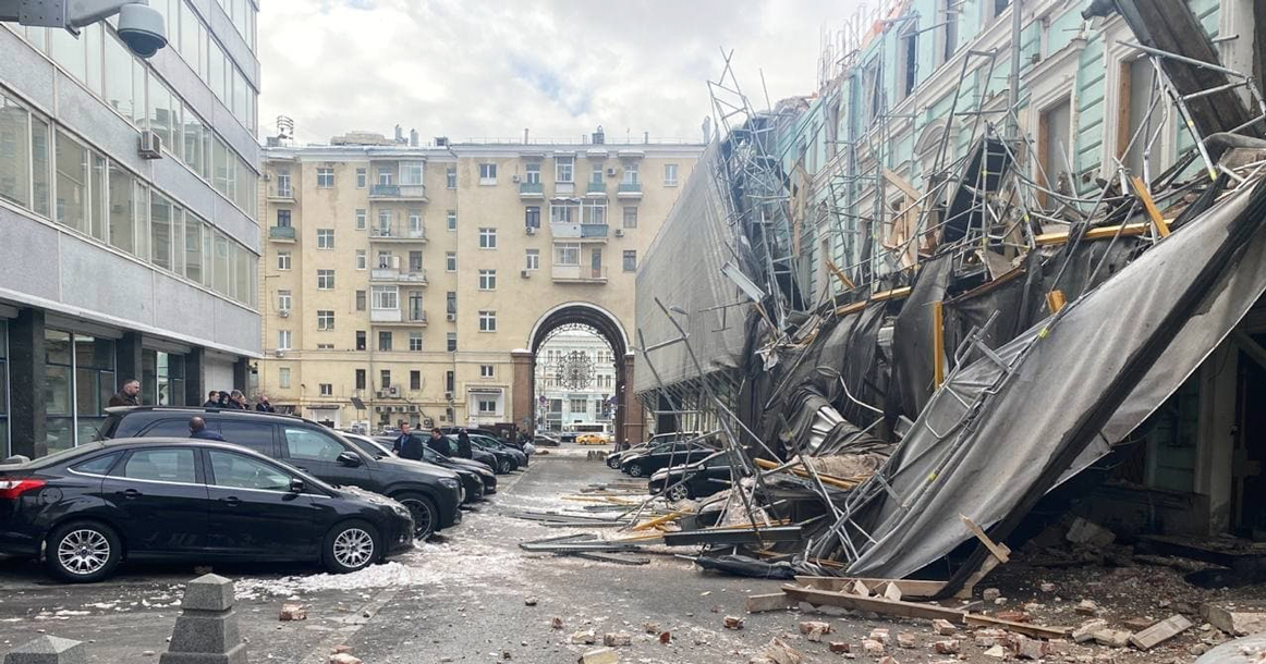 У здания рядом с парковкой Госдумы обрушились строительные леса