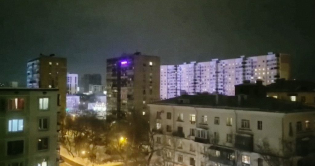Жители Марьиной Рощи жалуются на рекламный экран, который освещает весь район